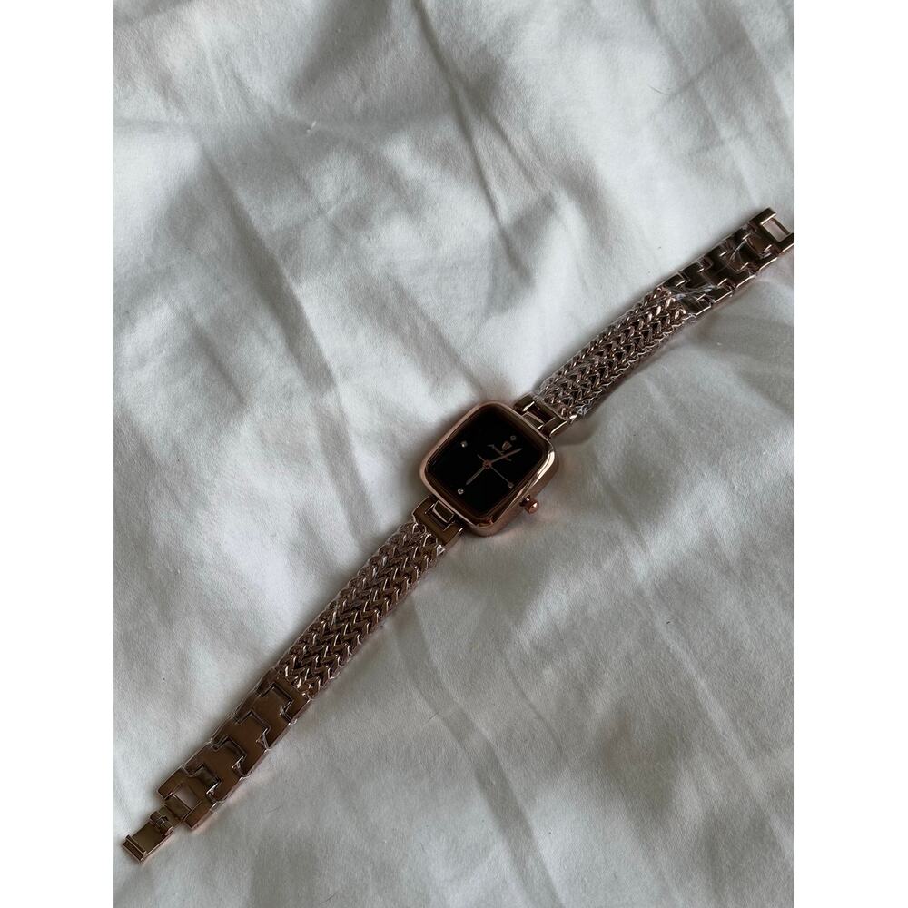 Rose gold watch with black accents - Picture 5 of 7